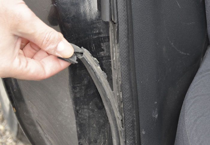 Ελέγξτε διεξοδικά τις τσιμούχες περιφερειακά των θυρών. Αν εκείνες είναι σε κακή κατάσταση είναι πολύ πιθανό να έχετε πρόβλημα στεγανότητας.